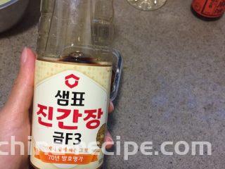 浅草鸡肝丼,蒜泥加2汤匙酱油。