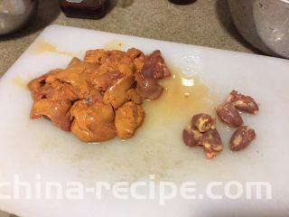 浅草鸡肝丼,买回来的鸡肝和鸡心加水浸泡半小时，去掉大部分血水。然后摘掉黄色的鸡油，去干净筋，和血管。再用水冲洗干净，到水几乎清澈。