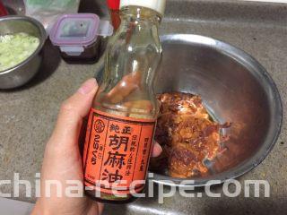 浅草鸡肝丼,吸干水分的鸡肝鸡心中，加2茶匙芝麻油，抓匀。