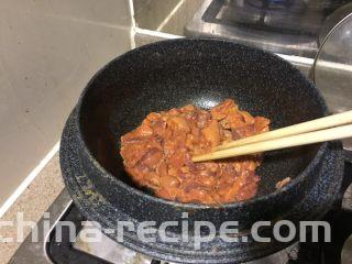 浅草鸡肝丼,热锅，抹一层油，放入鸡肝鸡心，快速滑炒。