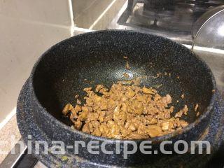 浅草鸡肝丼,关火，沥干炒出来的水，再重新开火，放回锅里。