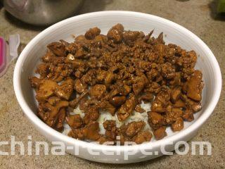 浅草鸡肝丼,炒好的鸡肝鸡心连汤汁，浇在煮好的沥干水分的面上，或者白饭上。