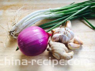 啤酒炖牛背筋,辅助食材：小香葱、洋葱、姜、蒜。