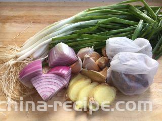 啤酒炖牛背筋,洋葱切块，姜切片，小香葱打结，其它的辅助食材装入料包。