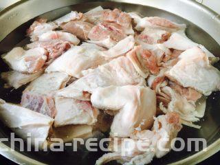 啤酒炖牛背筋,锅里放入凉水和牛背筋。