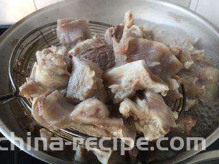 啤酒炖牛背筋,然后撇去浮末，捞出牛背筋备用。