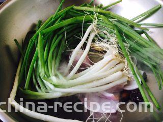 啤酒炖牛背筋,放入小香葱。