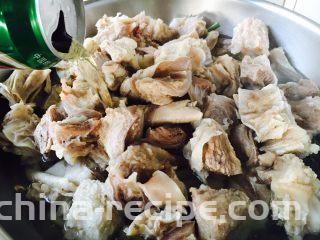 啤酒炖牛背筋,倒入适量的啤酒。