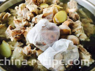 啤酒炖牛背筋,放入料包。