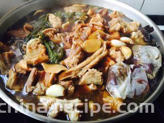 啤酒炖牛背筋,大火煮开，小火慢炖1小时。