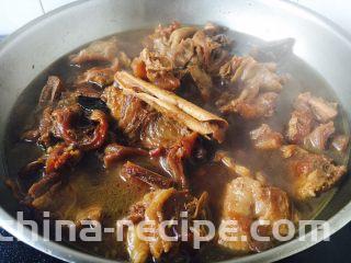 啤酒炖牛背筋,热气腾腾，香喷喷的牛背筋煮熟喽！
牛背筋煮熟后捞出佐料。
煮熟的牛背筋既可以直接吃也可以烩菜吃。