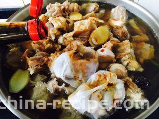 啤酒炖牛背筋,倒入1勺的老抽。