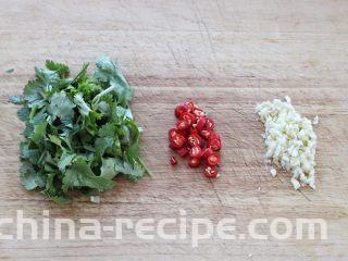 凉拌魔芋丝,准备香菜段、蒜末和小米椒圈，不能吃太辣可以将小米椒省略。