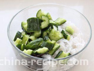 凉拌魔芋丝,将黄瓜、魔芋和木耳一同放进容器中。