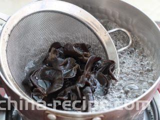 凉拌魔芋丝,接着将木耳也焯烫3-5分钟，捞出过凉水备用。