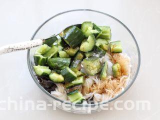 凉拌魔芋丝,调入生抽、陈醋、糖、盐和芝麻油。
