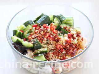 凉拌魔芋丝,锅中添适量食用油烧至冒烟状态，淋到食材上榨出香味。