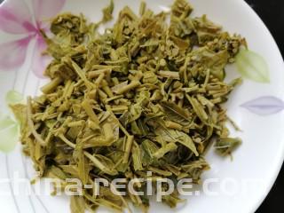 凉拌香椿,将焯好水的香椿切成小段