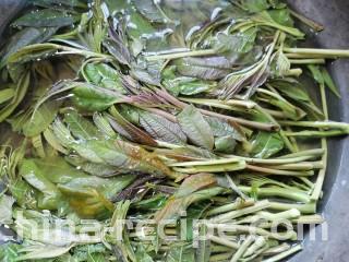 凉拌香椿,放入锅内焯水