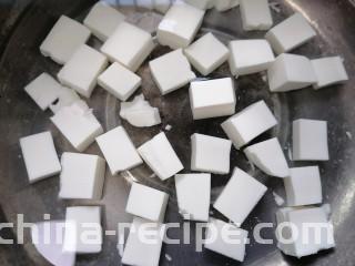 凉拌香椿,豆腐放入锅内焯水