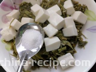 凉拌香椿,放入一勺盐调味