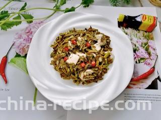 凉拌香椿,拍上成品图,一道清爽可口的凉拌香椿就完成了。