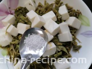 凉拌香椿,加入少许白糖
