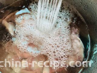 凉拌鸡胗,先用水冲洗；