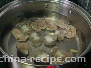 凉拌鸡胗,锅里加清水，加料酒，加生姜，冷水加入洗净的鸡胗；