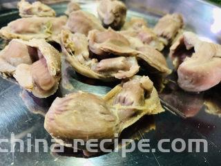 凉拌鸡胗,转中火煮15分钟，捞出晾凉；