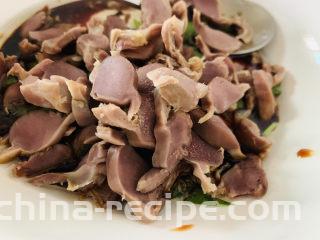 凉拌鸡胗,把刚才煮熟的鸡胗剪片，搅拌均匀料汁；