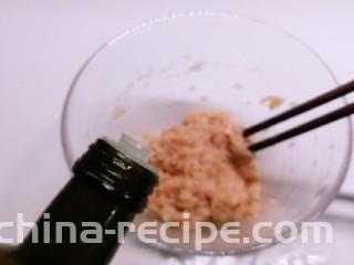 豇豆酿鸡蓉,加放生抽 干淀粉 蛋清  胡椒粉 搅拌上劲  淋入食用油 拌入豌豆