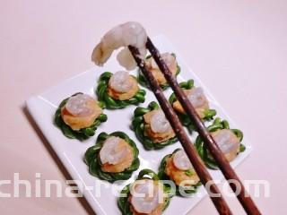 豇豆酿鸡蓉,将肉蓉团成肉丸 放到豇豆环上面  顶端摆放一只虾仁