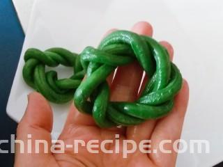 豇豆酿鸡蓉,提着豇豆两端 沿着各自的方向围着环形缠绕