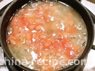 豇豆酿鸡蓉,蒸出来的汤水放入小炒锅中加热煮开  加入水淀粉 盐 番茄粒  关火