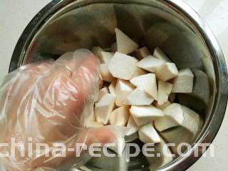 脆皮杏鲍菇,用手抓匀腌制30分钟。