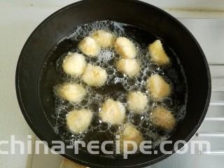 脆皮杏鲍菇,锅中放油烧至五成热，放入杏鲍菇中火炸制。