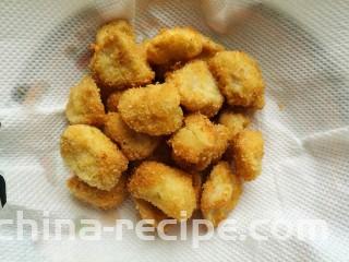 脆皮杏鲍菇,捞出后放在厨房纸上控油即可。