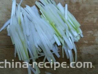 香鲜拌螺肉,葱切细丝备用。