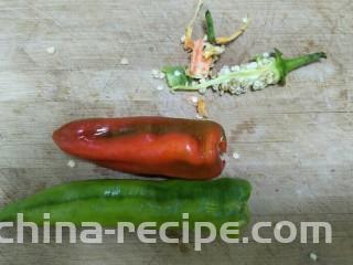 香鲜拌螺肉,把辣椒洗干净去种子。