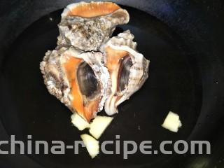 香鲜拌螺肉,海螺放水中加姜片和少许料酒煮熟捞出来备用。