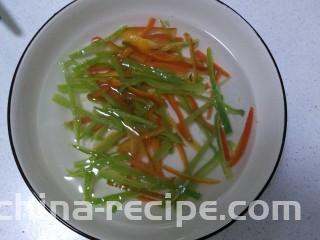 香鲜拌螺肉,放在凉水中过一下。