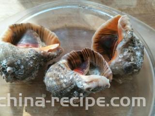 香鲜拌螺肉,把海螺捞出放凉，用筷子挑出来螺肉。