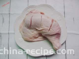 吮指鸡腿,鸡腿洗净，切上2-3刀，便于入味