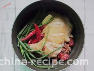 吮指鸡腿,把煎好的鸡腿放入干净的小锅内，放入香料