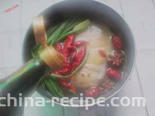 吮指鸡腿,加入2勺酱油、2勺耗油、1勺盐