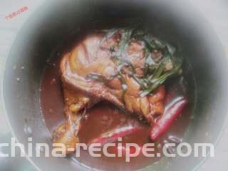 吮指鸡腿,大火烧开，改中小火炖30分钟左右，中间翻次面，汤汁粘稠就可以啦。