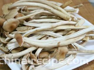 干煸茶树菇,将稍微粗一些的茶树糊撕开一下，是粗细都匀称些～