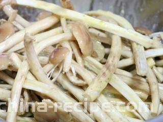 干煸茶树菇,搅拌均匀，尽量使每个茶树菇都裹上蛋液～