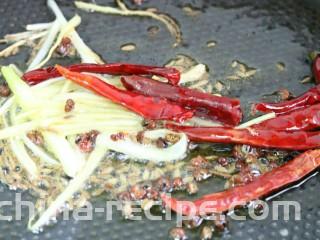 干煸茶树菇,再放入红干椒、麻椒和孜然爆香～